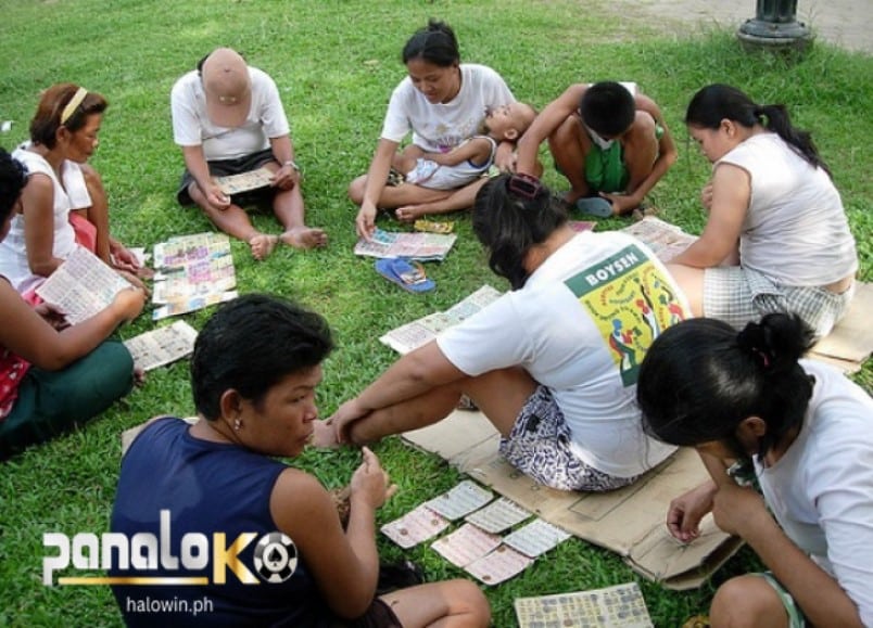 Ang sampung katao na ito ay naglalaro ng bingo sa park sa ioyng makikita ang bingo ay malalaro talaga kahit saan at kahit anong estado o edad o kung ikaw ay nagaalaga din ng sangol ay maari maglaro ng bingo.